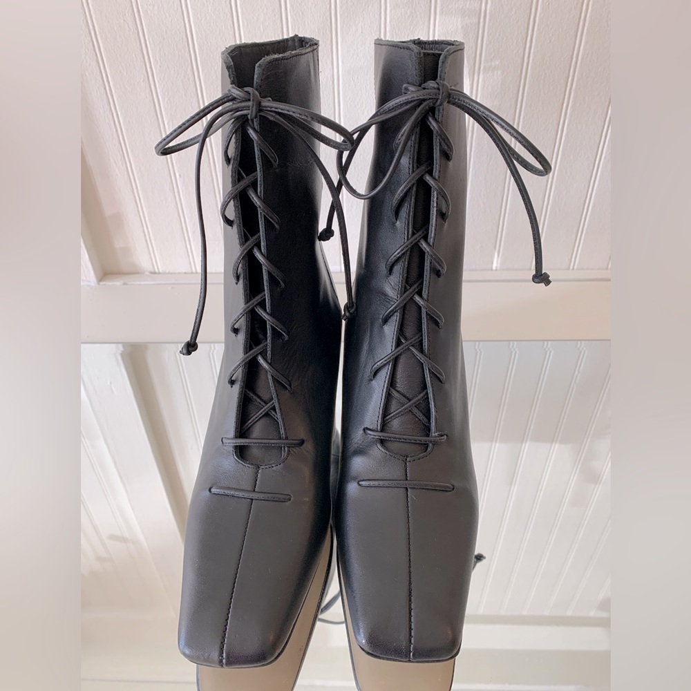 ***SOLD OUT*** ALOHAS! Gorgeous all leather lace-up bootie in black. Brand new
